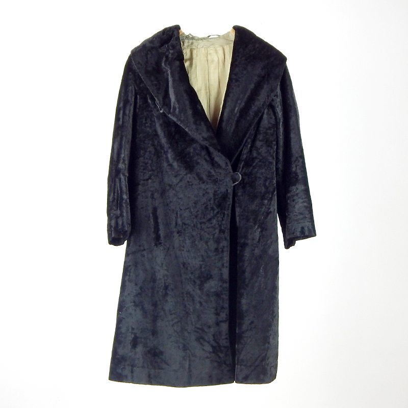 02 Пальто женское из черного плюша. Подкладка из атласа. СССР 1950-е гг. Из фондов Ставропольского музея-заповедника.jpg