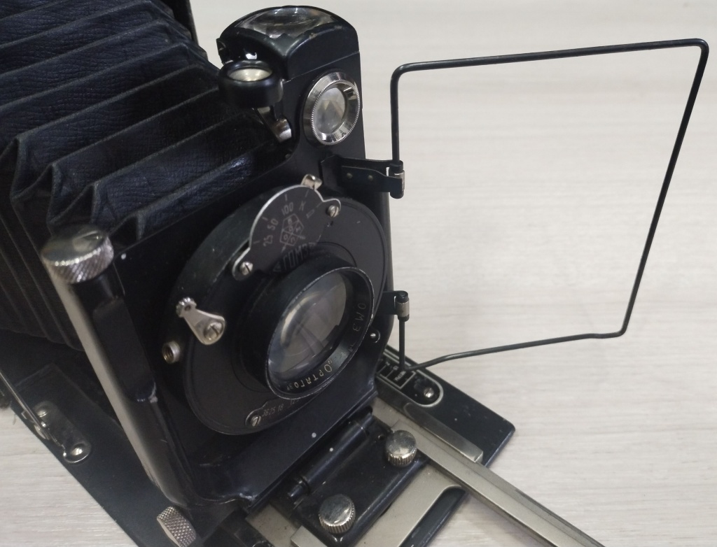 Оптический объектив с зеркалом и ватерпасом (уровнем) и простой рамочный.jpg