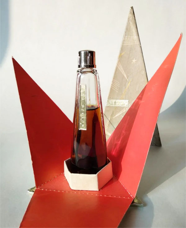 01 Флакон духов Восток в картонной упаковке. г. Ленинград фабрика Северное сияние 1960-е гг..jpg