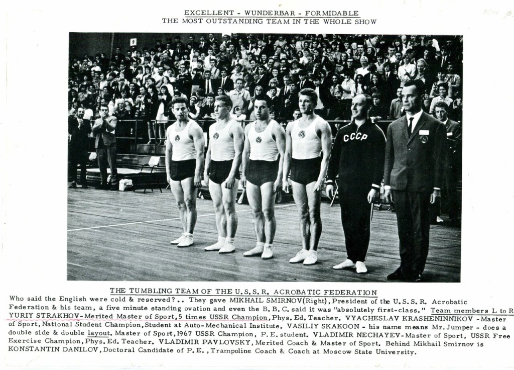Фото 3 Лист из английского спортивного журнала с фотографией советских акробатов в Лондоне 1967 г..jpeg
