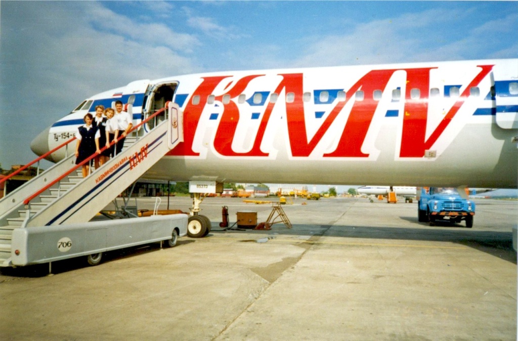 03а Экипаж на трапе у самолёта Ту-154-Б авиакомпании Кавминводыавиа. 1995 начало 2000-х гг..jpg