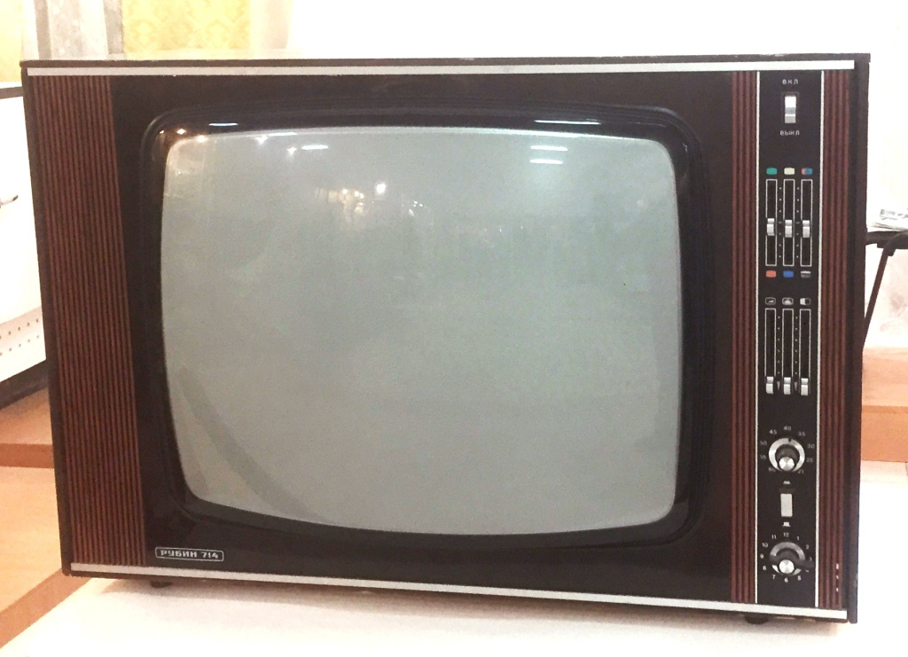Цветной телевизор Рубин-714 выпущенный в 1982 г. не смог бы выдержать длительные игровые сеансы без потерь..JPG