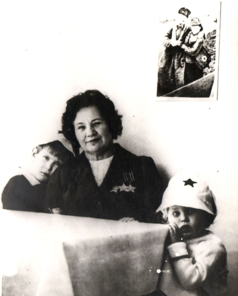 5. М.С. Наздрачева с внуками. 1980-е гг..jpg