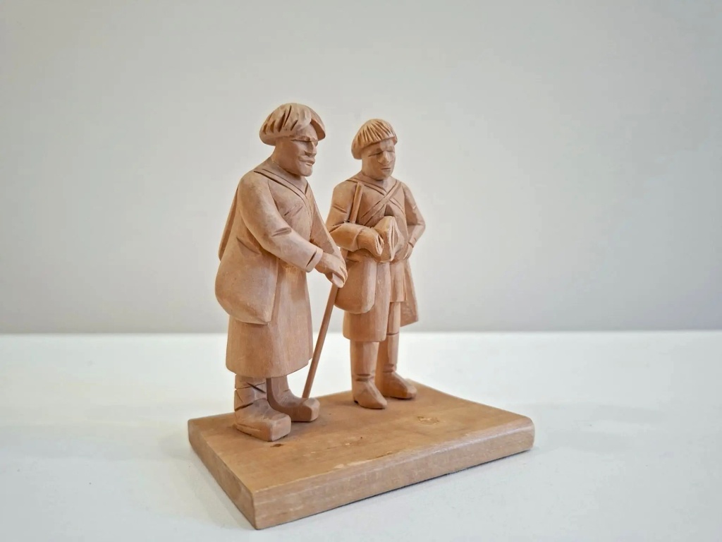 Группа нищих. Игрушка резной работы. Богородская игрушка. Начало ХХ в. Московская губерния. .jpg