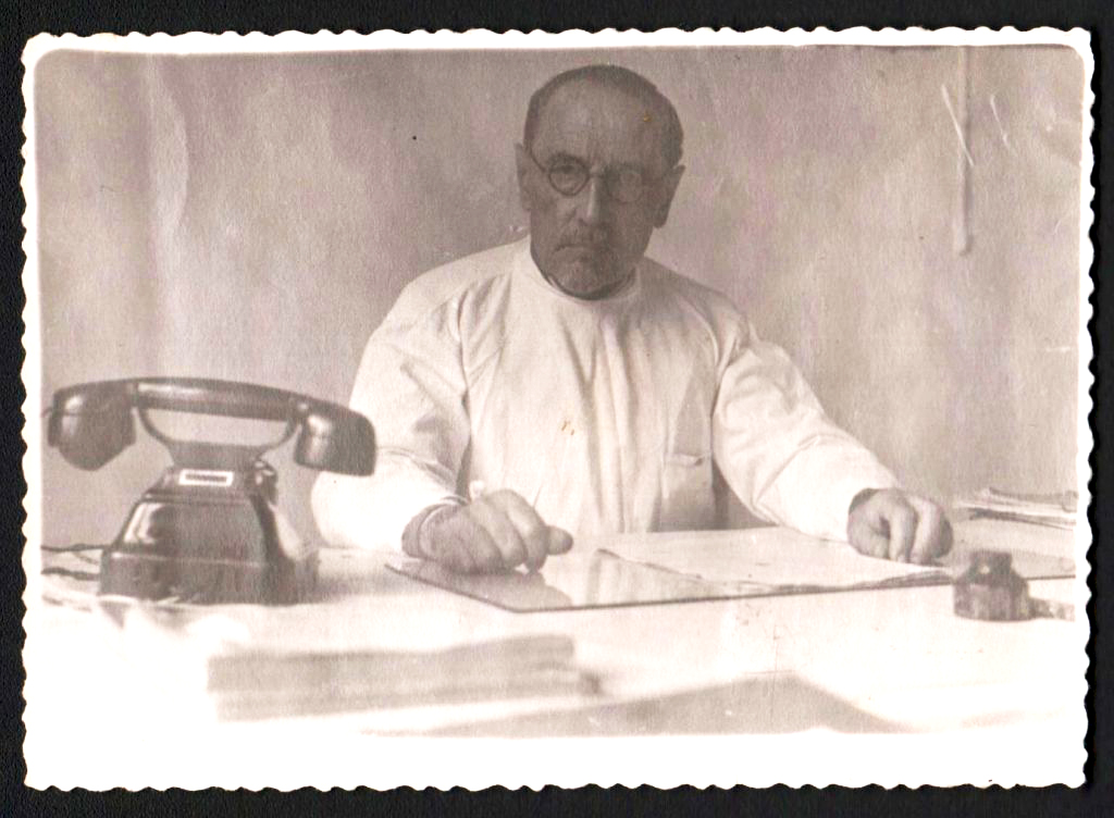 Фотография. Черно-белая. За рабочим столом сидит А.К. Смоляков. 1951 г..jpg