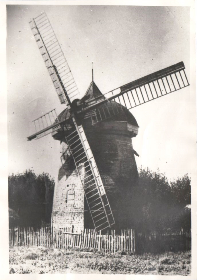 Ветрянная мельница в с. Манычском Апанасенковского р-на. 1960-е гг..jpg