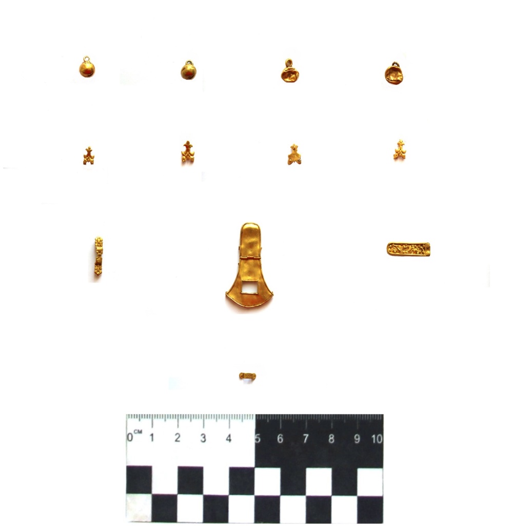 02 Золотой набор от поясной сумки из погребения близ с. Садовое. VIII - IX вв. н. э. Из фондов Ставропольского музея-заповедника.jpg