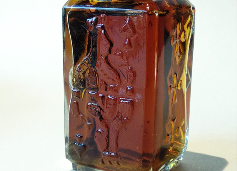 Рельефы на флаконе. Источник fifi.ru.jpg