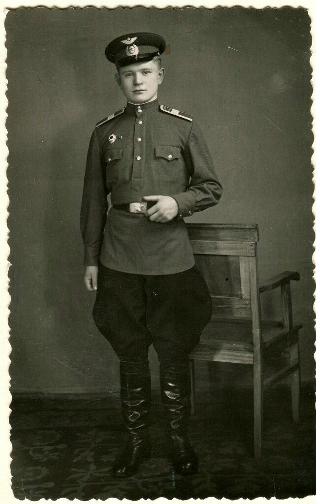 2 А.В. Стрекалов курсант Харьковского военного авиационного училища связи. г. Харьков 1957 г..jpg