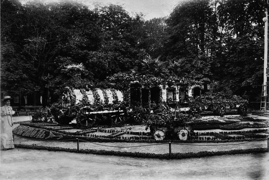 8. Цветник в городском саду набивной в виде паровоза с вагончиками. 1909-1910 гг..jpg