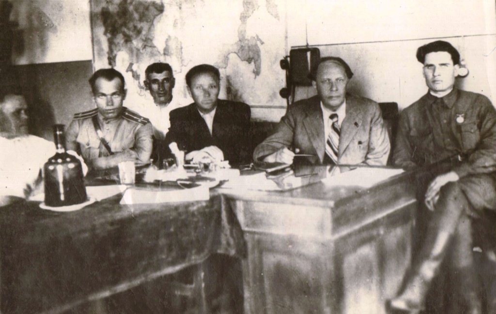 3. Заседание Чрезвычайной Государственной Комиссии по установлению и расследованию злодеяний немецко-фашистских захватчиков. Второй справа А.Н. Толстой. г. Георгиевск. 1943 г..jpg