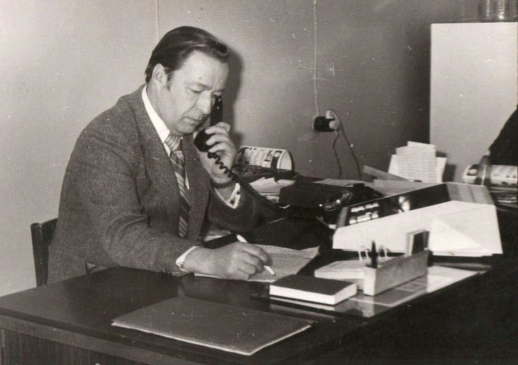 Старший инженер планово-экономического отдела Прикумского завода пластмасс А.Г Ширяевский. На столе- более поздняя версия телефонного концентратора..jpg