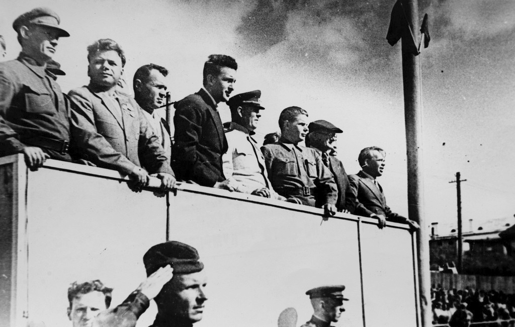 4 Ю.В. Андропов (в центре) 1945 г..jpg