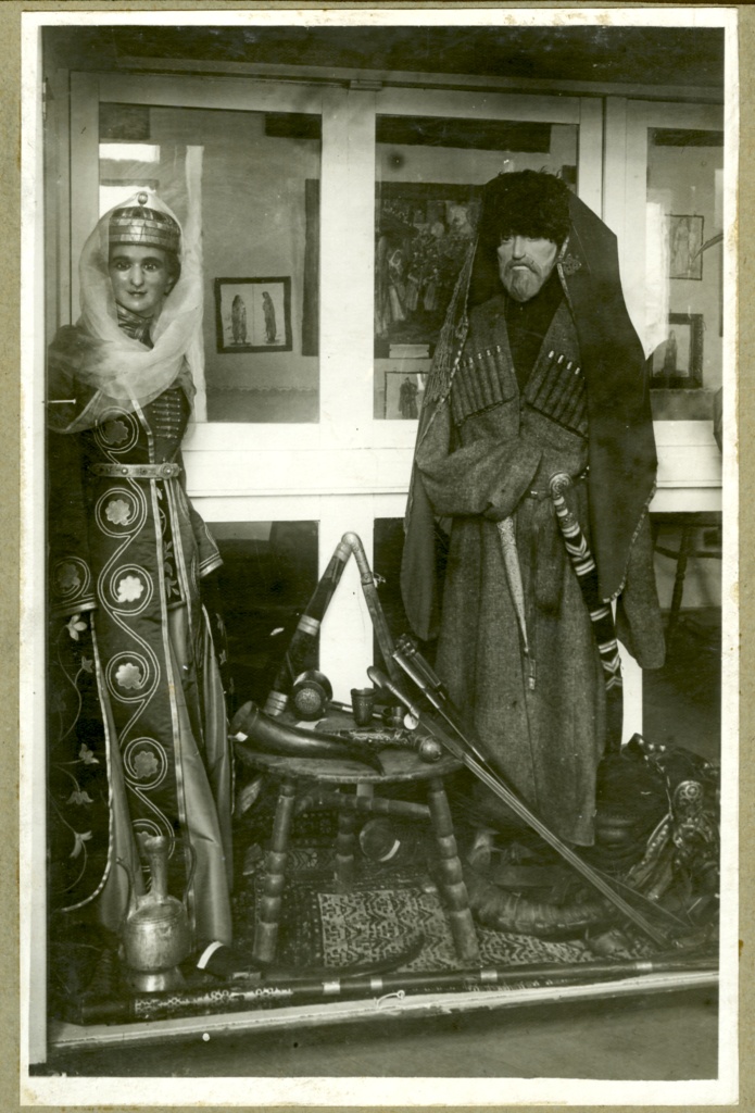 Экспозиция горцев в музее Северного Кавказа.jpg